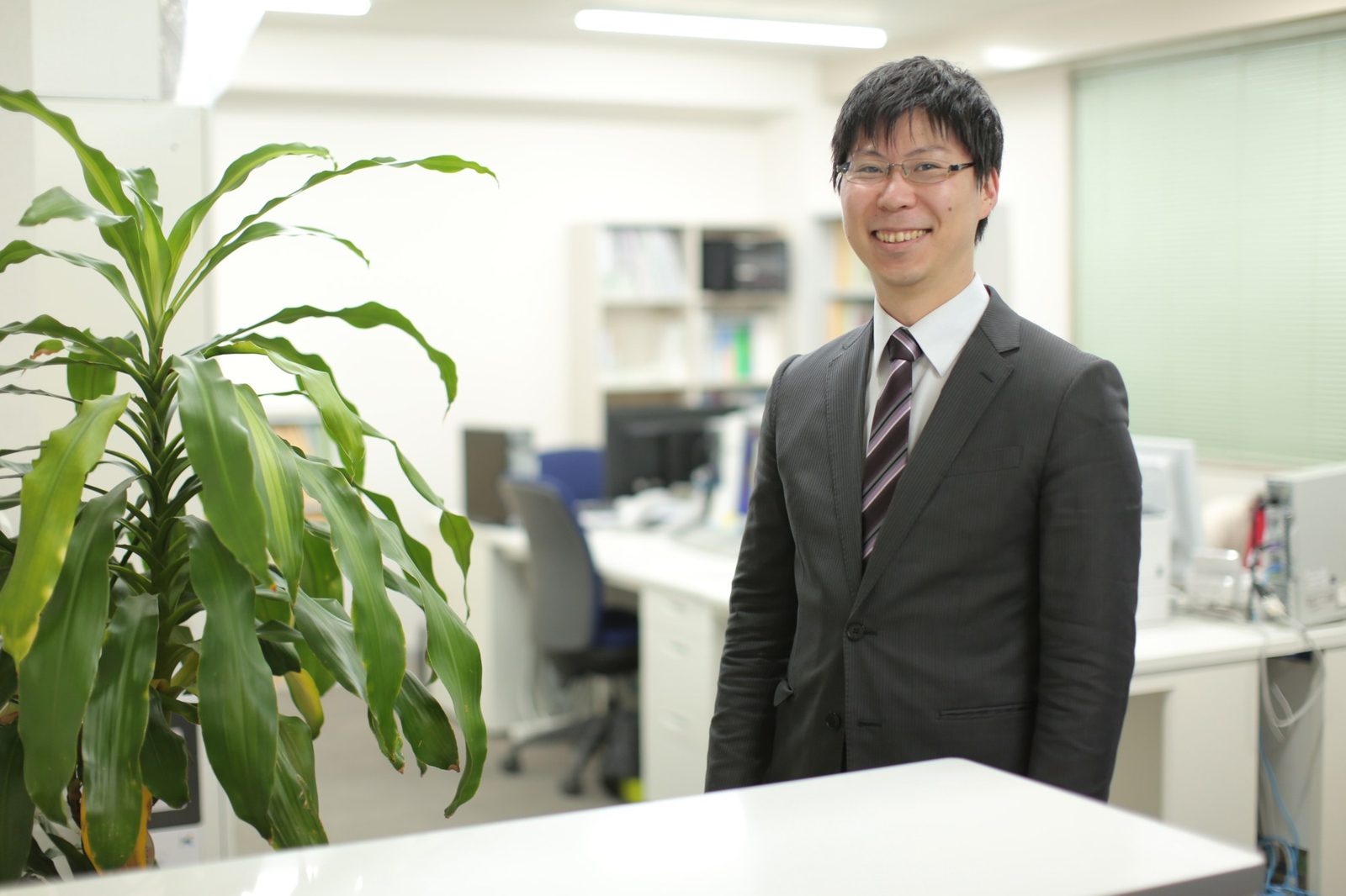 税理士 山本直輝（山本直輝税理士事務所の事務所内で）